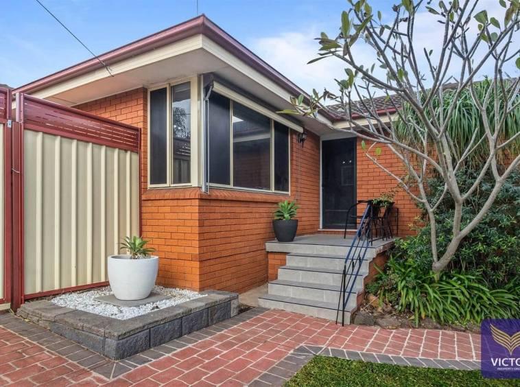 1 Orleans Cres Toongabbie NSW 2146