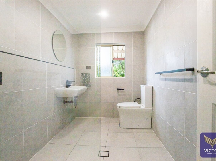 1 Orleans Cres Toongabbie NSW 2146